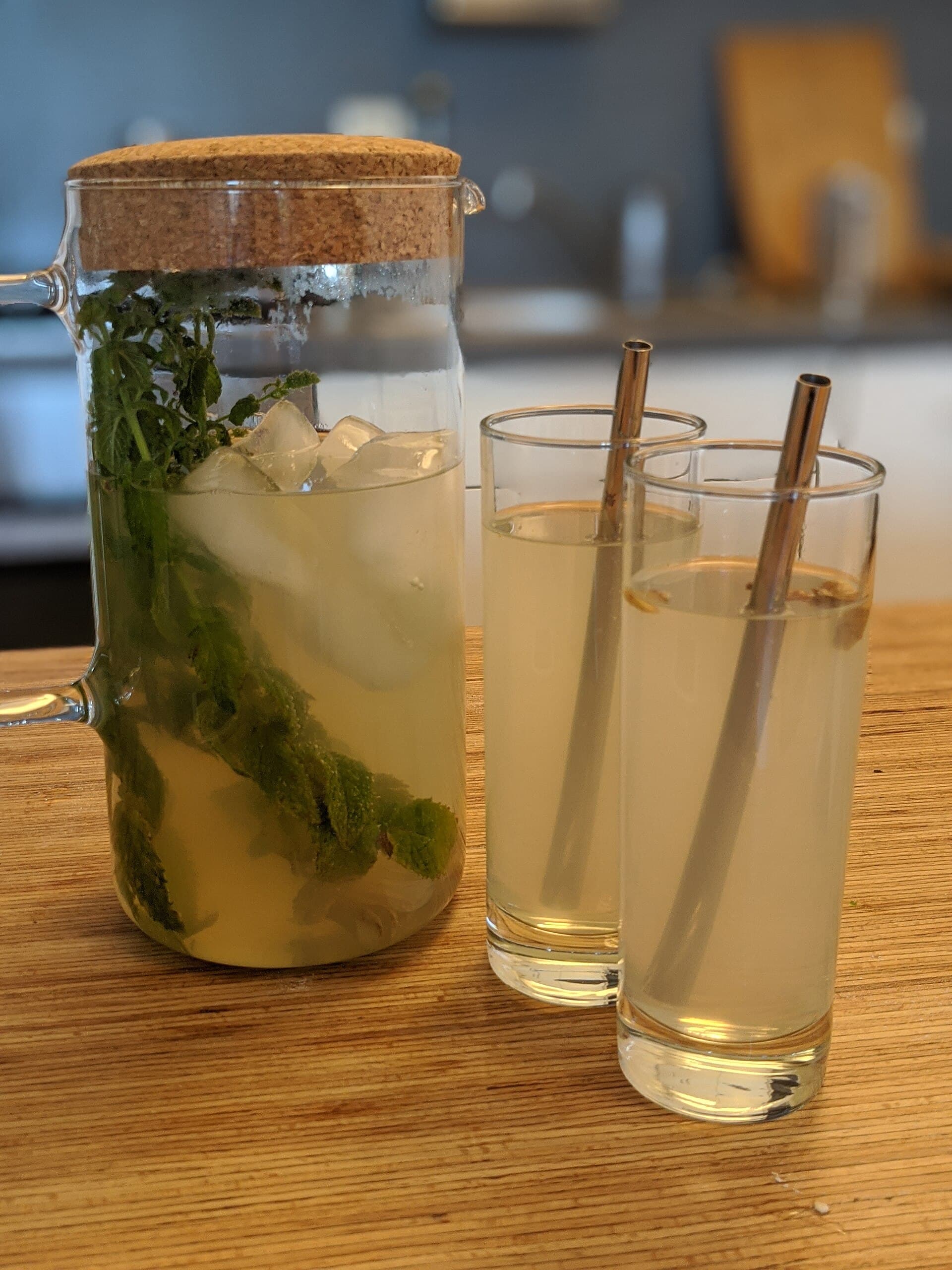 Karafka lemoniady z miętą i szklanki